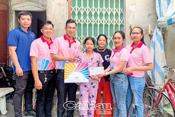 Từ các nguồn đóng góp, Ðoàn Thanh niên Sense City Cà Mau đã trao tặng nhiều suất học bổng tiếp sức học sinh vượt khó, học giỏi. (Trong ảnh là trao tặng suất học bổng 1 triệu đồng và 1 balo cho em Nguyễn Ngọc Hân, học sinh người Khmer tại Phường 1, TP Cà Mau).