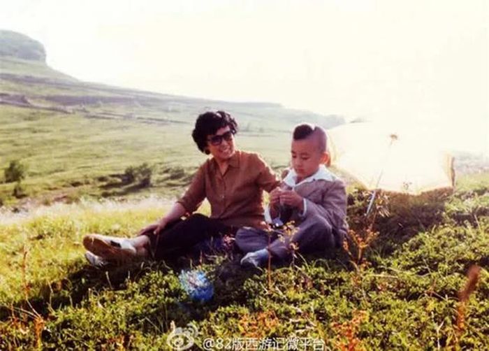 Nữ đạo diễn Dương Khiết và Triệu Hân Bồi trong quá trình quay phim "Tây du ký"