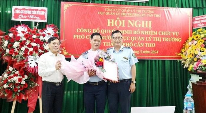 Ông Nguyễn Thành Nam, Phó Tổng cục trưởng Tổng Cục Quản lý thị trường và ông Nguyễn Ngọc Hè, Phó Chủ tịch UBND TP. Cần Thơ trao quyết định và tặng hoa cho ông Lê Hoài Nhã.