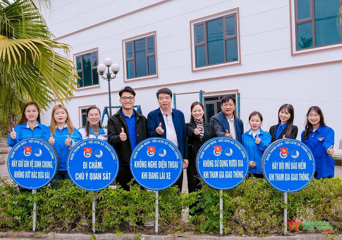 Mô hình "Lốp xe biển báo giao thông" của Đoàn Thanh niên xã Tràng Lương. 