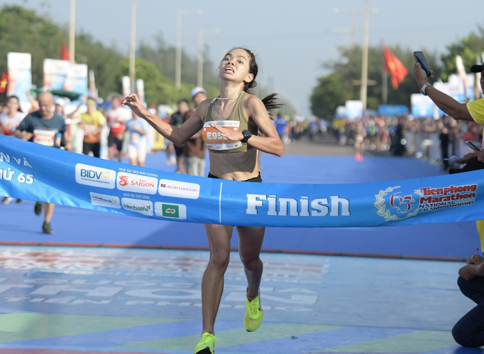 Hoàng Thị Ngọc Hoa về nhất cự ly marathon nữ tại Tiền Phong Marathon 2024. Ảnh: NHƯ Ý 