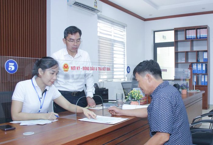  Cán bộ, công chức phường Vinh Tân (thành phố Vinh) giải quyết thủ tục hành chính cho người dân. Ảnh: Mai Hoa 