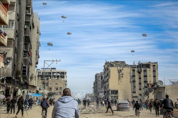Hàng viện trợ được thả xuống Dải Gaza ngày 1/3/2024. Ảnh: AFP/TTXVN