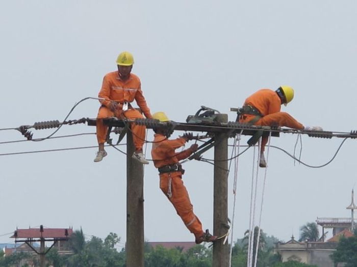 Công nhân Công ty Điện lực Bắc Ninh sửa chữa lưới điện trung thế. Ảnh: TTXVN
