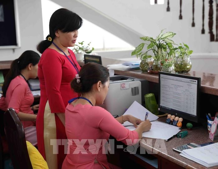 Hoạt động nghiệp vụ tại Kho bạc nhà nước thành phố. Ảnh: Phạm Hậu - TTXVN