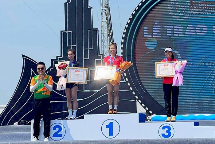 VĐV Bùi Thị Thu Hà (đứng bục số 2) chỉ về đích sau tuyển thủ Nguyễn Thị Oanh (Bắc Giang).