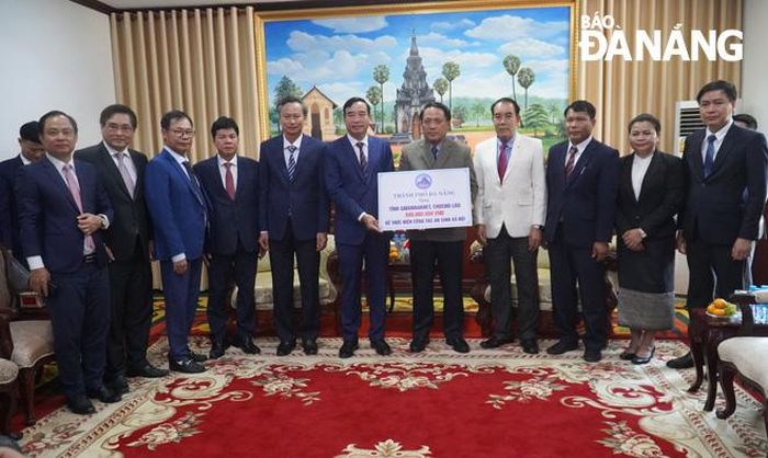 Đoàn công tác thành phố Đà Nẵng trao tặng lãnh đạo tỉnh Savannakhet 500 triệu đồng làm công tác an sinh xã hội nhân dịp Tết Bunpimay Phật lịch 2567. ẢNH: S.TRUNG