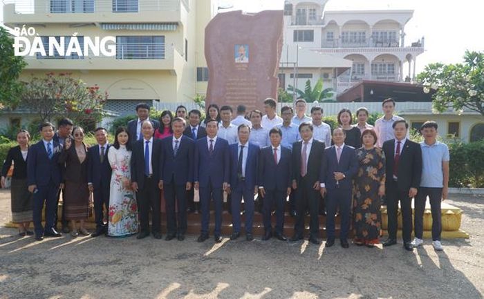 Đoàn công tác tại khu tưởng niệm Chủ tịch Hồ Chí Minh tỉnh Savannakhet. ẢNH: S.TRUNG