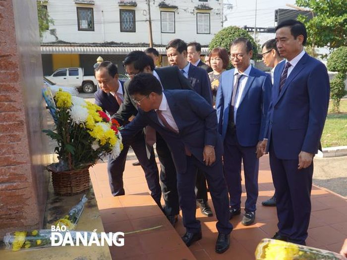 Đoàn công tác thành phố Đà Nẵng dâng hoa tưởng nhớ Chủ tịch Hồ Chí Minh trong khu tưởng niệm tại tỉnh Savannakhet. ẢNH: S.TRUNG