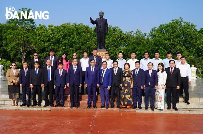 Đoàn công tác thành phố Đà Nẵng tại khu tưởng niệm Chủ tịch Kaysone Phomvihane. ẢNH: S.TRUNG