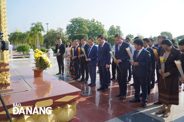 Đoàn công tác dâng hoa tưởng niệm Chủ tịch Kaysone Phomvihane. ẢNH: S.TRUNG