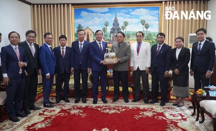 Bí thư, Tỉnh trưởng Bounchom Oubonpaserth tặng quà đoàn công tác thành phố Đà Nẵng. ẢNH: S.TRUNG