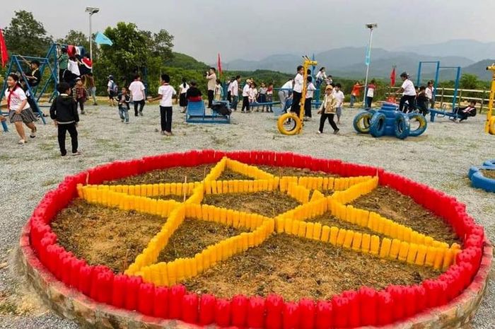 Mô hình cờ Tổ quốc từ vật liệu tái chế tại một công viên ở A Lưới 