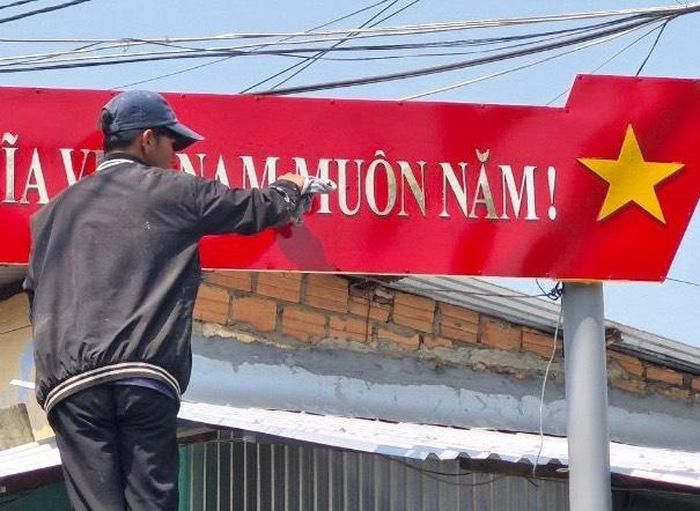 Sơn sửa lại cổng chào tổ dân phố 