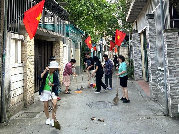 Người dân chung tay làm sạch môi trường 