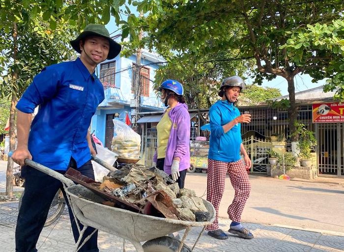  Đoàn viên thanh niên tiên phong trong thực hiện những công việc nặng nhọc