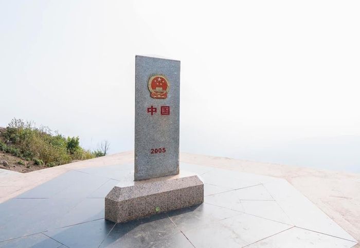 Cột mốc cắm vào ngày 27/6/2005. Có tọa độ 22°24'02,295" vĩ độ Bắc - 102°8'38,109" kinh độ Đông. Ảnh: Vũ Đạo