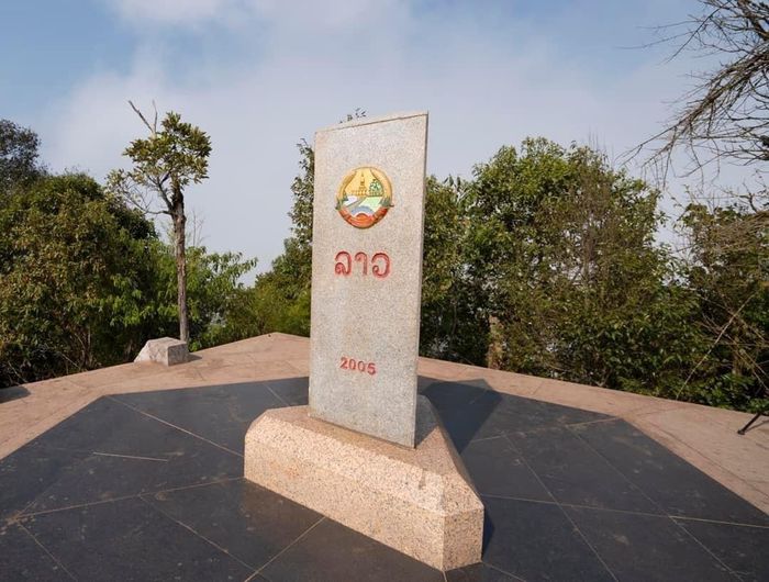 Toàn bộ cột mốc được làm bằng đá granit, được cắm trên bệ hình lục giác, ngoài cùng là khối vuông với diện tích 5 x 5 mét. Cột mốc cao 2 mét với 3 mặt quay về 3 hướng, bên trên mỗi mặt là tên nước bằng tiếng quốc ngữ và quốc huy riêng của mỗi quốc gia, nằm trên đỉnh núi Khoang La San có độ cao 1864 mét thuộc địa phận bản Tá Miếu xã Sín Thầu huyện Mường Nhé, tỉnh Điện Biên. Ảnh: Vũ Đạo