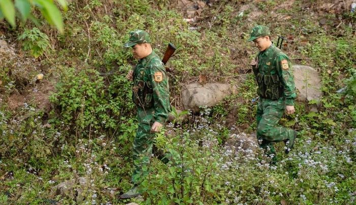 Đồn Biên phòng 317 A Pa Chải xác định rõ trách nhiệm giúp đỡ nhân dân phát triển kinh tế, xóa đói giảm nghèo phải đi cùng với việc bảo vệ biên giới quốc gia. Ảnh: Vũ Đạo