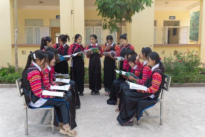 Mô hình con nuôi biên phòng được xây dựng và thực hiện hiệu quả trong nhiều năm qua, đã giúp đỡ và tạo điều kiện cho các em có hoàn cảnh khó khăn vơi bớt đi những gánh nặng cho cuộc sống để yên tâm học hành con chữ. Ảnh: Vũ Đạo