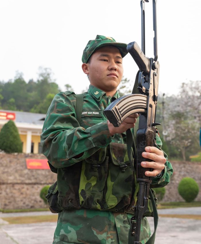 Người lính mang quân hàm xanh của Đồn Biên phòng 317 A Pa Chải, huyện Mường Nhé, tỉnh Điện Biên. Ảnh: Vũ Đạo