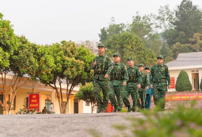 Chiến sĩ Đồn biên phòng A Pa Chải đã không ngừng củng cố và tăng cường tinh thần gắn bó, đoàn kết quân - dân, góp phần tạo dựng “thế vững lòng dân” trên địa bàn “phên dậu” quan trọng của Tổ quốc. Ảnh: Vũ Đạo