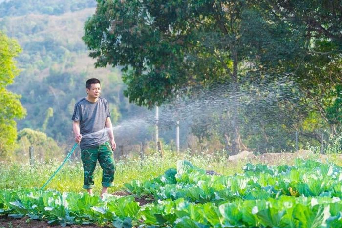 Cán bộ chiến sỹ đồn biên phòng 317 A Pa Chải đã luôn giúp đỡ nhân dân xây dựng và phát triển kinh tế. Ảnh: Vũ Đạo