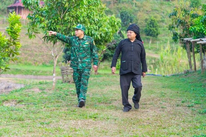 Nghệ nhân Pờ Dần Xinh nguyên chủ tịch UBND xã Sín Thấu (bên phải) luôn in yêu vào sự đoàn kết, gắn bó trong tình quân dân keo sơn. Ảnh: Vũ Đạo