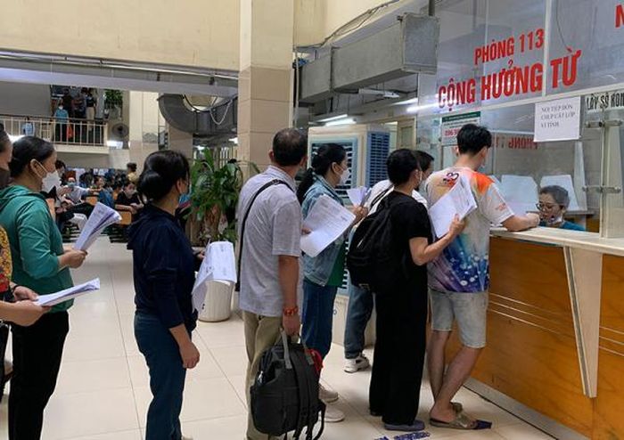 Chưa triển khai bệnh án điện tử, mỗi lần đi khám, người dân phải đem theo nhiều loại giấy tờ.