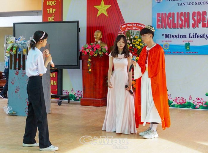 Các em học sinh tự tin thể hiện khả năng Tiếng Anh qua phần thi tiểu phẩm ngắn.