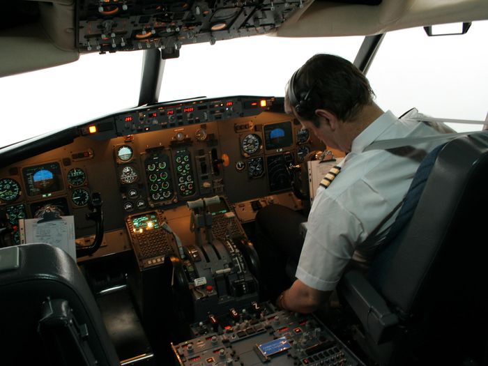 Andreas có bằng lái máy bay nhỏ nhưng khó có thể điều khiển được chiếc Boeing 737 và mọi người cho rằng anh đang cố gắng lái máy bay tránh khỏi khu vực thành phố để không gây ra quá nhiều thương vong