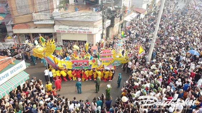 Hàng nghìn người dân dõi theo quá trình rước thuyền Long Châu. Ảnh: Đình Minh