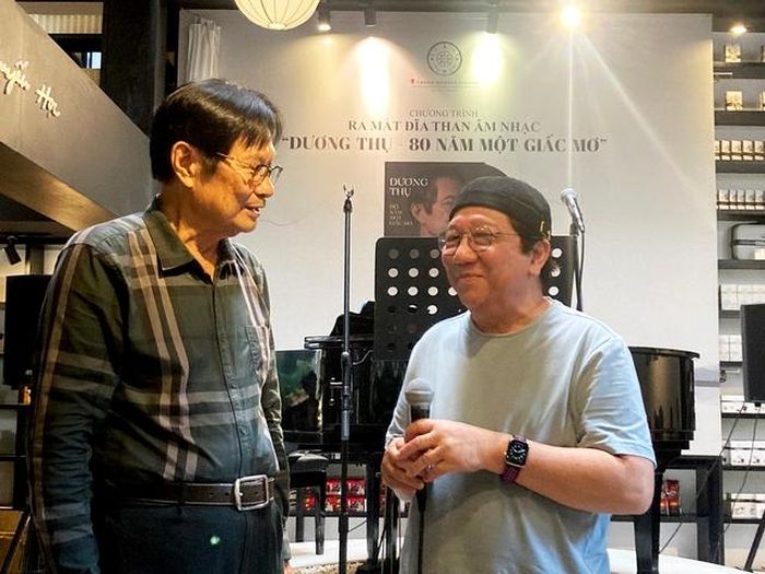 Viết Tân Studio (phải) sản xuất và phát hành