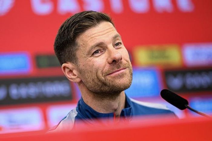 Xabi Alonso tuyên bố ở lại Bayer Leverkusen.