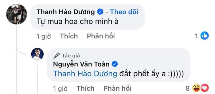 Bạn bè Văn Toàn troll ngược lại cầu thủ: "Tự mua hoa cho mình à"