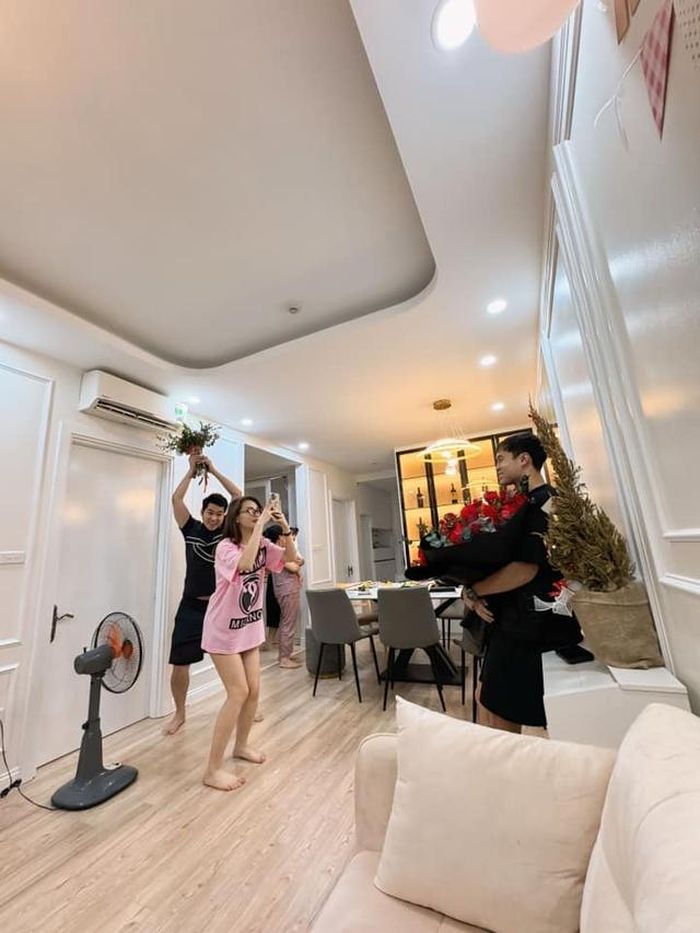 Văn Toàn ngay lập tức bị bóc phốt khi bạn của cầu thủ "thả nhẹ" tấm ảnh hậu trường được chụp khi cầu thủ mượn hoa của bạn để "flex"