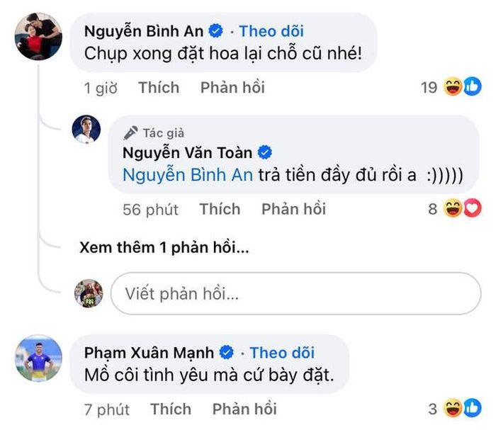 Diễn viên Bình An không quên vào trêu người em "Chụp xong đặt hoa lại chỗ cũ nhé!". Phía dưới là bình luận của cầu thủ Xuân Mạnh, mọi người tiếp tục troll lại Văn Toàn: "Mồ côi tình yêu mà cứ bày đặt".