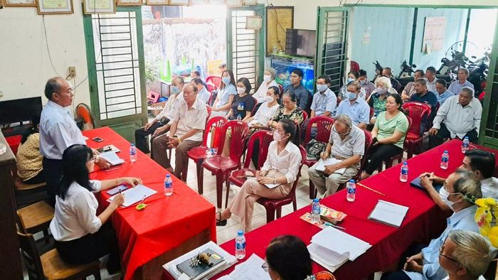  Buổi sinh hoạt chính trị của Chi bộ Khu phố 1 (phường Bình Trị Đông A, quận Bình Tân, TPHCM) về nhận diện, phòng chống phần tử cơ hội chính trị. Ảnh: VÂN MINH 