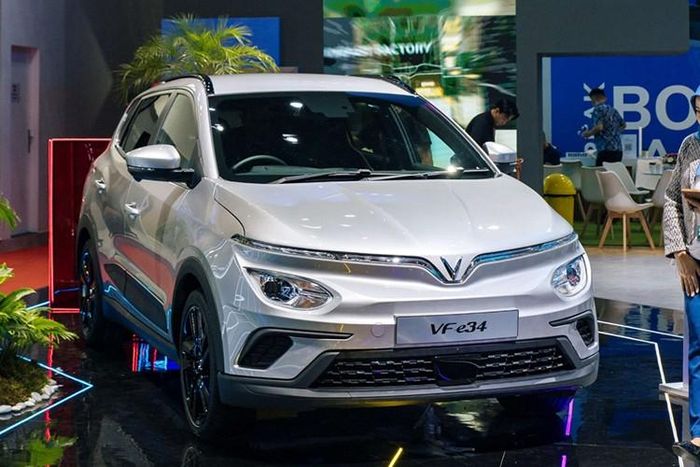VinFast Auto chính thức mở bán VF e34 tại thị trường Indonesia với giá niêm yết không kèm pin là 315 triệu IDR (tương đương 492 triệu đồng).