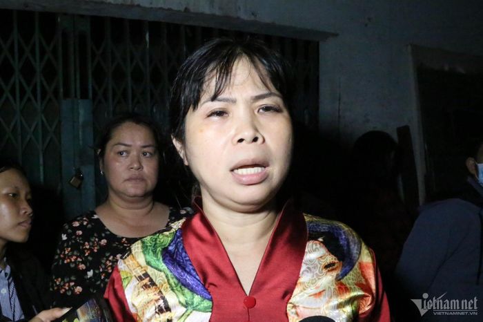 Bà Yến chia sẻ nhà bị cháy rụi, chỉ kịp ôm một số đồ đạc giá trị ra ngoài. Ảnh: Huế EX