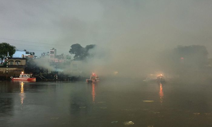 3 ca nô chuyên dụng tham gia khống chế đám cháy.