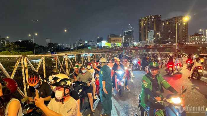 Lực lượng chức năng phong tỏa khu vực gần đám cháy