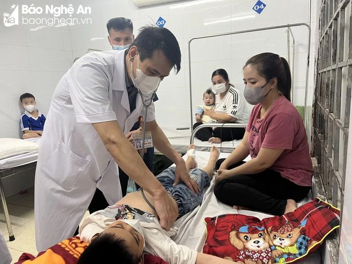  Bác sĩ thăm khám cho trẻ mắc bệnh sởi đang điều trị tại Bệnh viện Sản Nhi Nghệ An. Ảnh: Thành Chung 