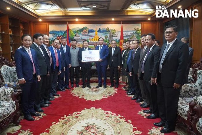 Đoàn công tác thành phố Đà Nẵng trao tặng 500 triệu đồng để tỉnh Champasak làm công tác an sinh xã hội nhân dịp Tết Bunpimay, Phật lịch 2567. ẢNH: S.TRUNG