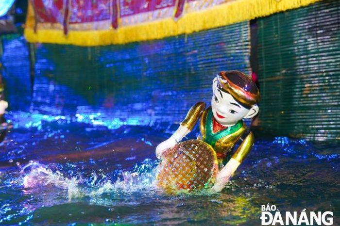 Những con rối được tạo hình gần gũi với đời sống của người Việt, thể hiện nét đặc trưng của người nông dân vùng châu thổ sông Hồng.