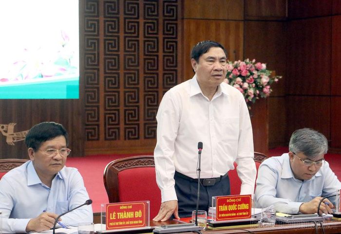 Đồng chí Trần Quốc Cường, Ủy viên Trung ương Đảng, Bí thư Tỉnh ủy phát biểu tại phiên họp.