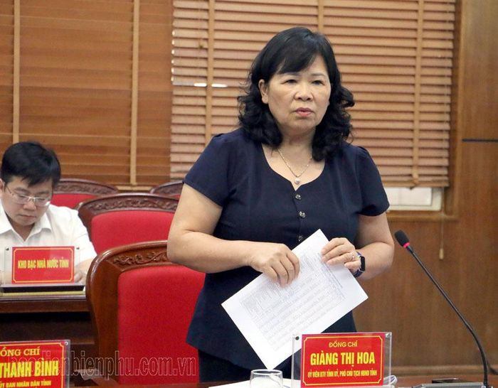 Đồng chí Giàng Thị Hoa, Ủy viên BTV Tỉnh ủy, Phó Chủ tịch HĐND tỉnh tham gia ý kiến về lĩnh vực giao đất, giao rừng.