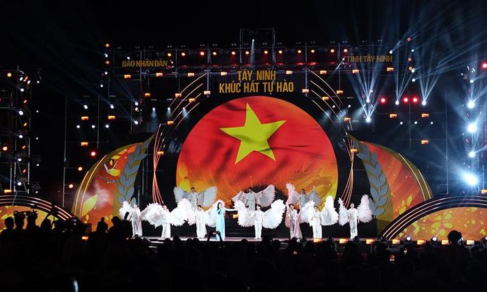Với màn biểu diễn “Tự nguyện” (Sáng tác: Trương Quốc Khánh), ca sĩ Hồ Quỳnh Hương và Vũ đoàn Phương Việt đã gây xúc động trong lòng khán giả
