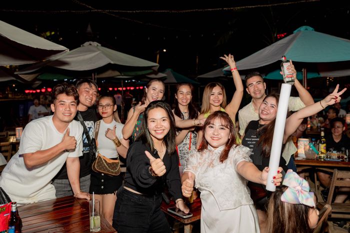 Du khách vui chơi ở Nha Trang. Ảnh: WONBI