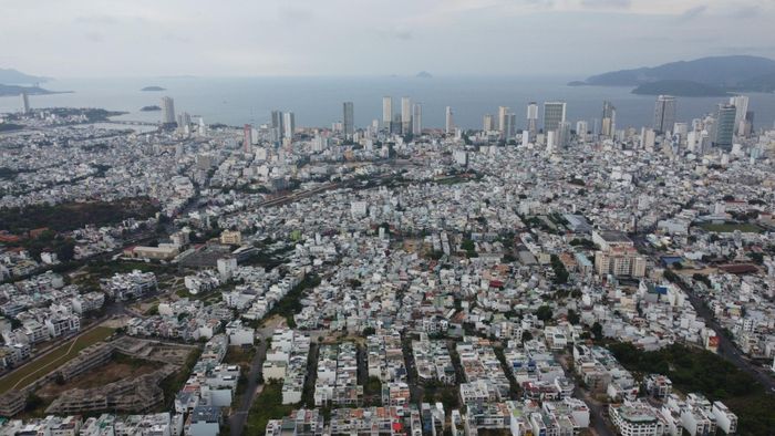 Một góc phía tây Nha Trang nhìn về hướng biển.